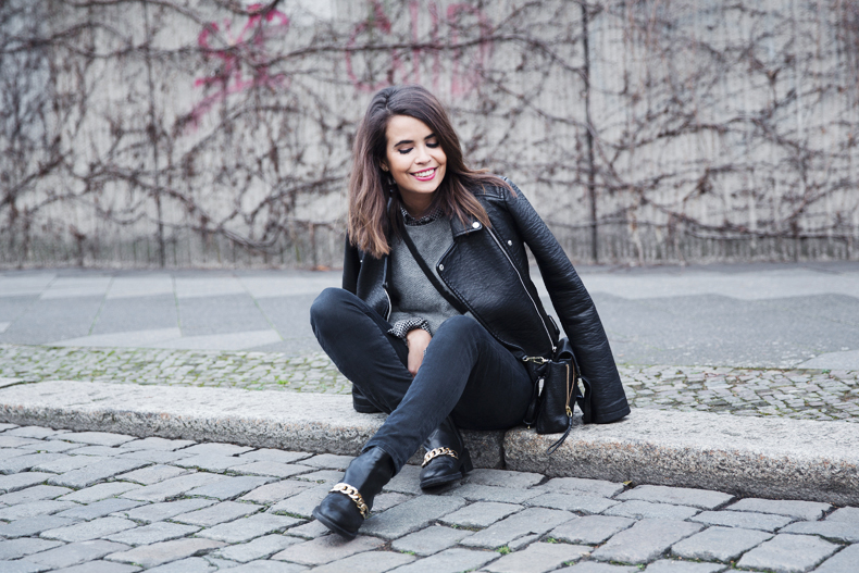 Check_Shirt-Grey_Knitwear-Black_Jeans-Chained_Booties-Street_Style-Outfit-23