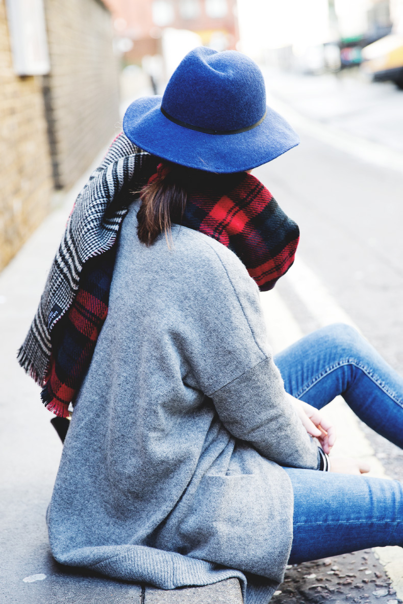 Mixing_Prints-London-LFW-Jeans-Hat-Chained_boots-Street_Style-Outfit-