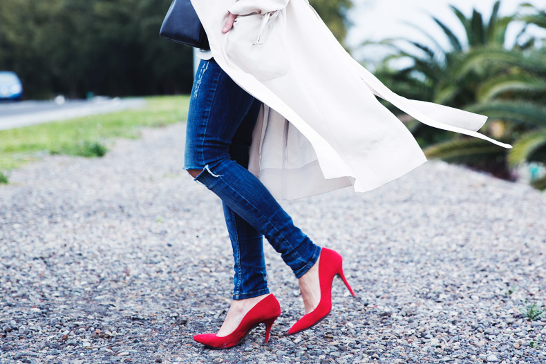 Trench-Ripped_Jeans-Red_Shoes-Celine_trio_Bag-street_Style-outfit-27