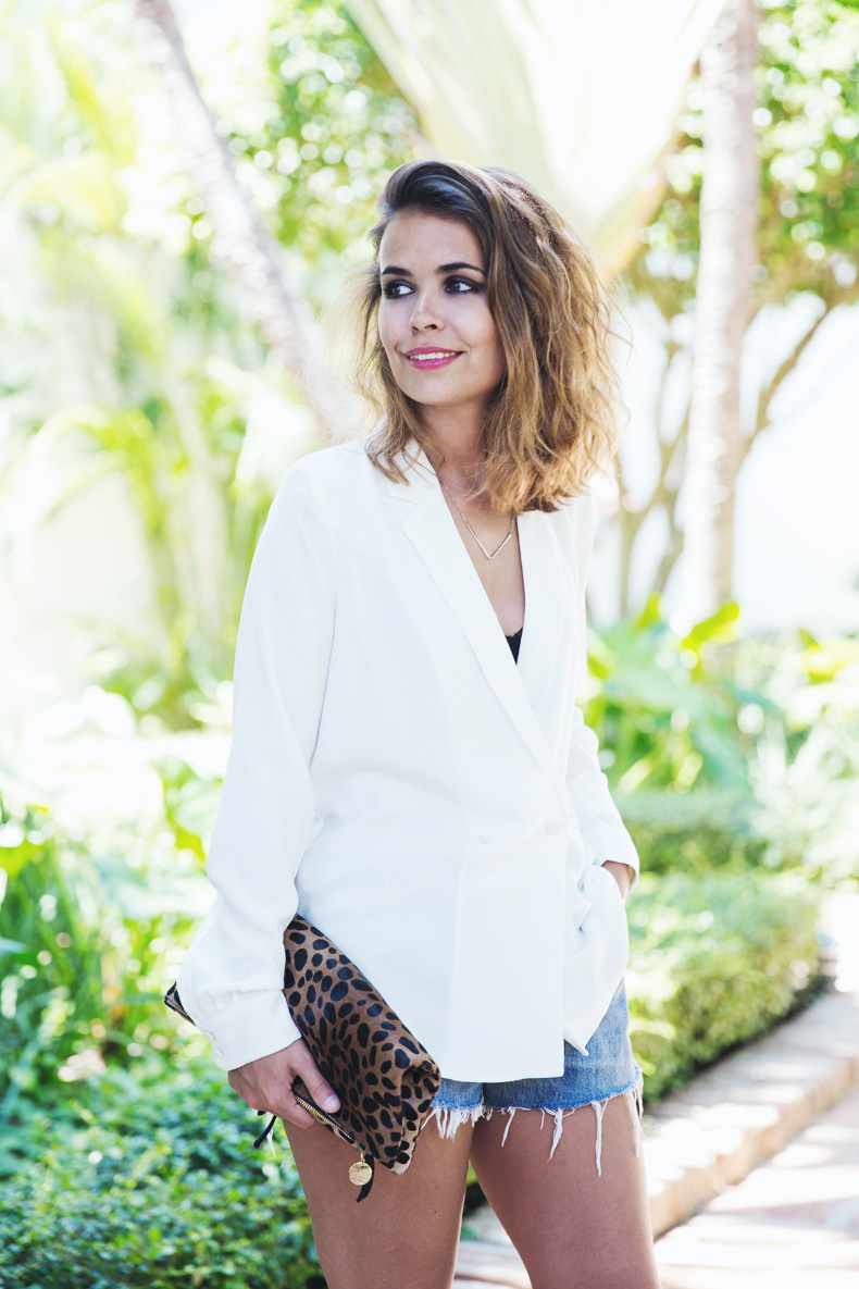 Levis_Vintage-Mango_Blouse-Leopard_Clutch-Clare_Vivier-Outfit-Street_Style-4