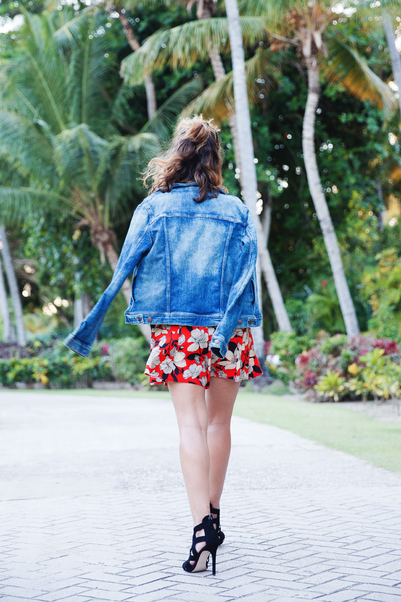 Floral_Short-Asos-Denim_Jacket-Sandals-Outfit-Street_Style-Karen_Walker-22