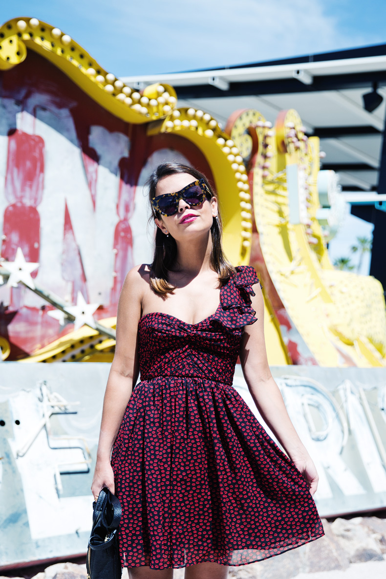 Las_Vegas-Neon_Museum-Asymmetric_Dress-Lips_Print-Mango-Outfit-travels-39