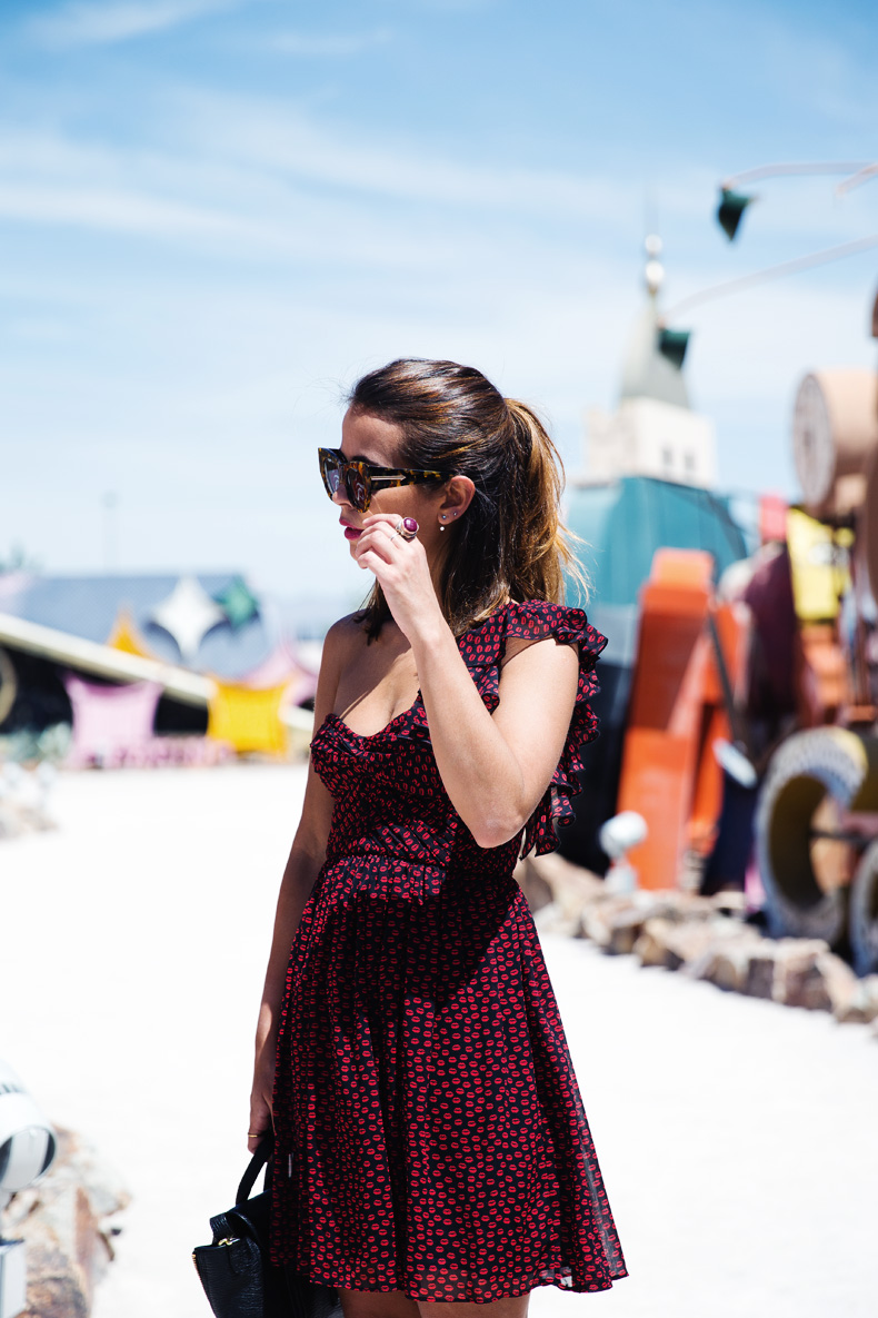 Las_Vegas-Neon_Museum-Asymmetric_Dress-Lips_Print-Mango-Outfit-travels-17