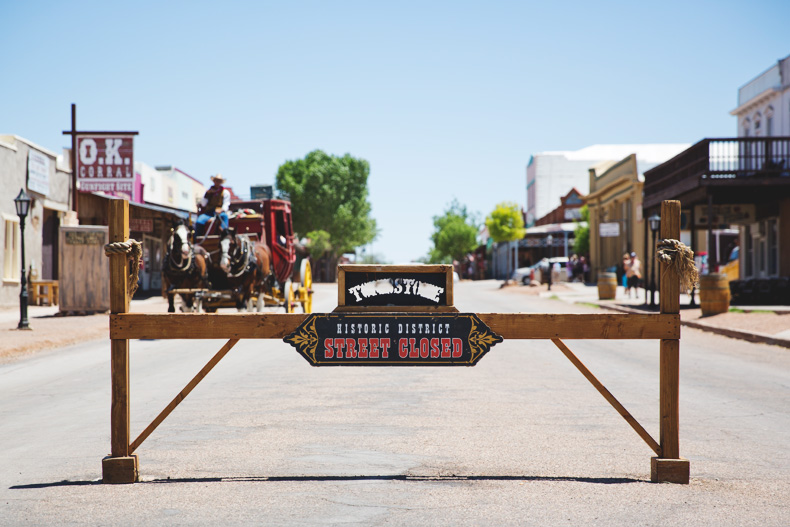 TOMBSTONE-Arizona-Trip-Road-Collage_Vintage-Levis-Floral_Kimono-Outfit-Street_Style-6