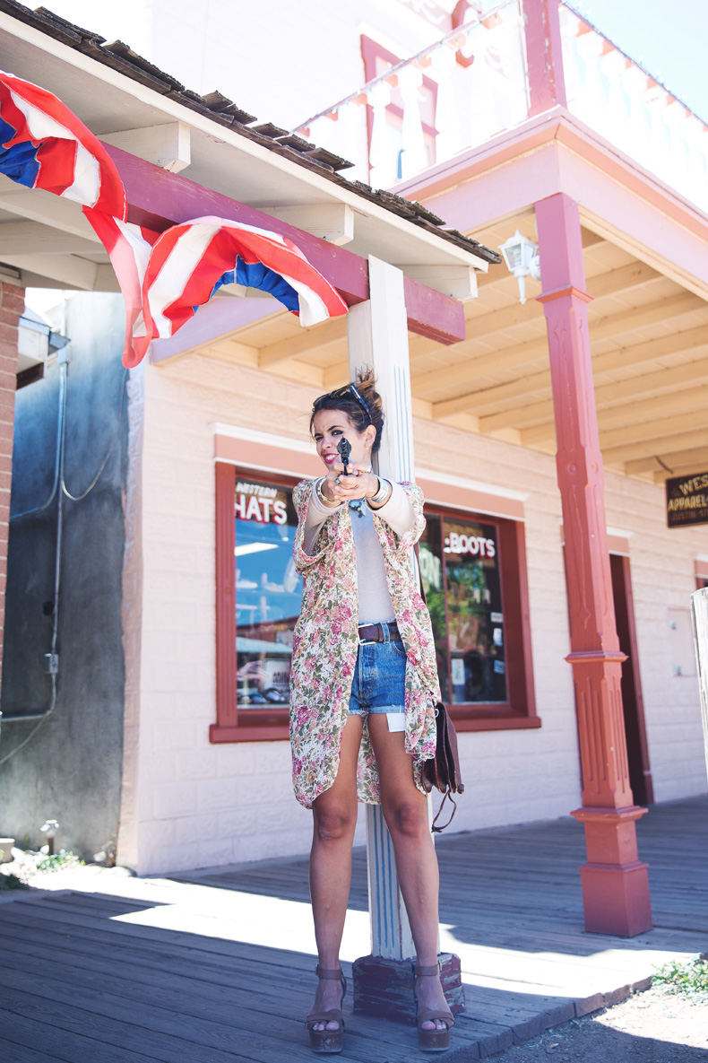 TOMBSTONE-Arizona-Trip-Road-Collage_Vintage-Levis-Floral_Kimono-Outfit-Street_Style-35