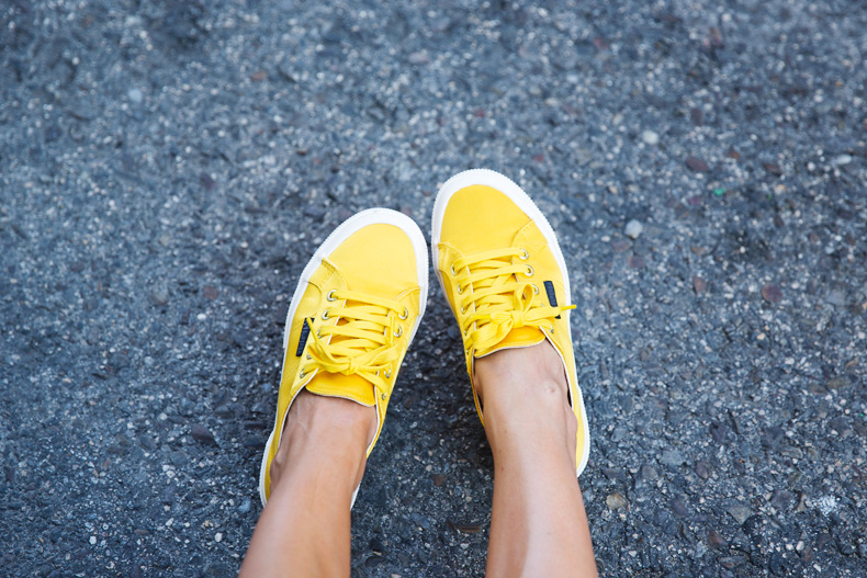 Superga_X_Man_Repeller-Yellow_Sneakers-Beaded_Skirt-Maria_Pascual_jewels-Street_Style-Collagevintage-5