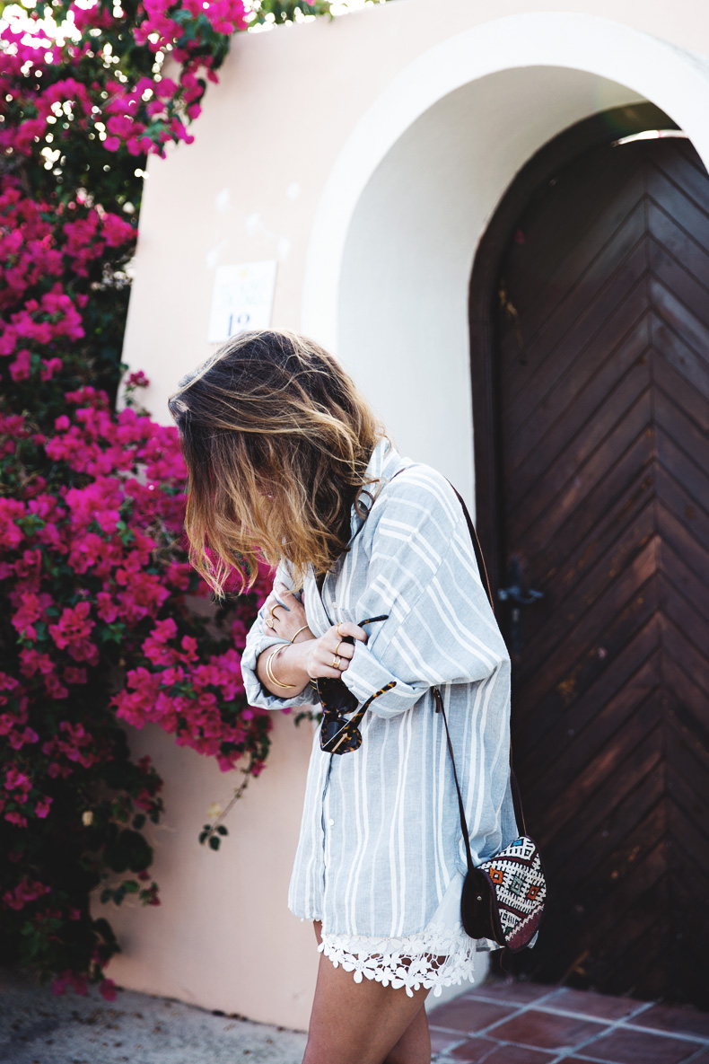 Beach_Outfit-Street_Style-Grey_Shirt-Stripes-White_Shorts-Wedges_Silver-2