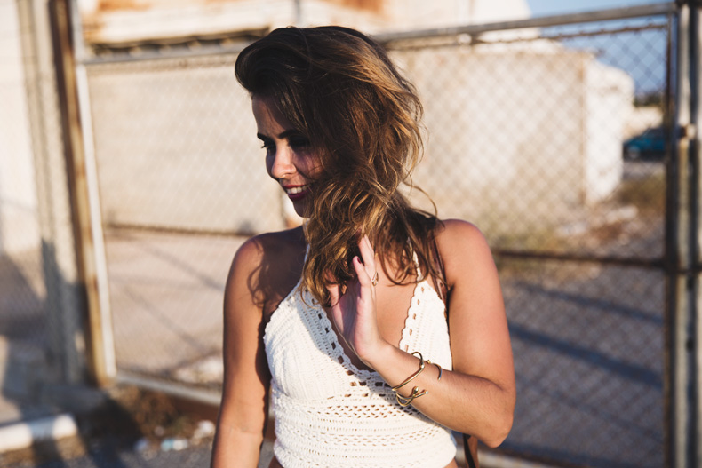 Crochet_top-Levis-Outfit-Summer-Beach-Wedges-Street_Style-17