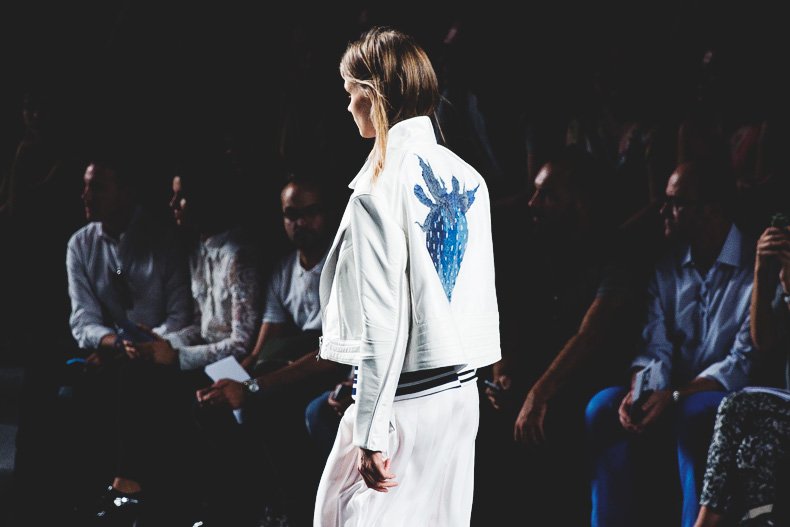 Madrid_Fashion-Week-Juan_Vidal-Priceless-Backless_Top-White_Skirt-Lace_Up_Sandals-Outfit-Street_Style-59