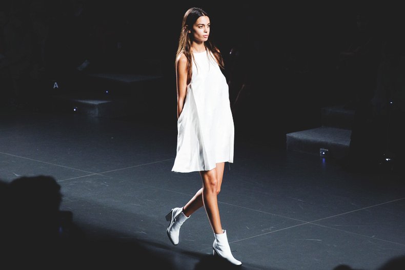 Madrid_Fashion-Week-Juan_Vidal-Priceless-Backless_Top-White_Skirt-Lace_Up_Sandals-Outfit-Street_Style-61