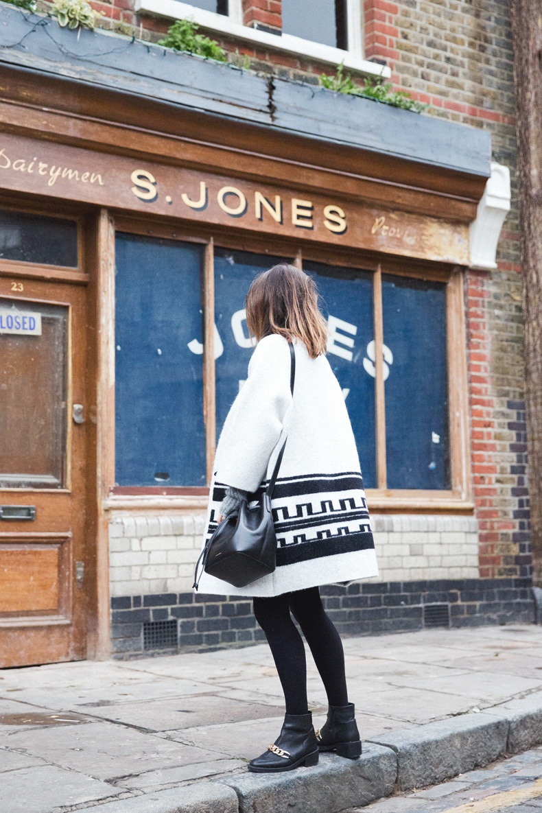 Ethnic_Coat-Black_And_White-Chained_Boots-Outfit-Street_Style-Coat-23