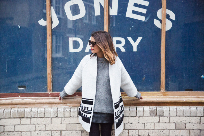 Ethnic_Coat-Black_And_White-Chained_Boots-Outfit-Street_Style-Coat-46