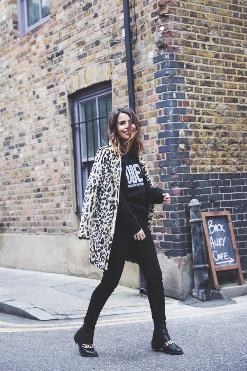 London_Rimmel-Leopard_Coat-Pepe_Jeans-Black-Obey_Sweatshirt-Chained_Boots-Outfit-Street_Style-23