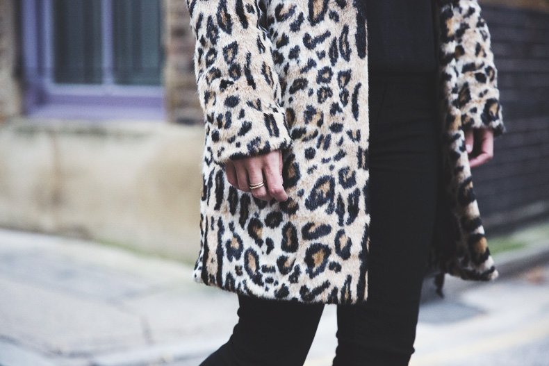 London_Rimmel-Leopard_Coat-Pepe_Jeans-Black-Obey_Sweatshirt-Chained_Boots-Outfit-Street_Style-40