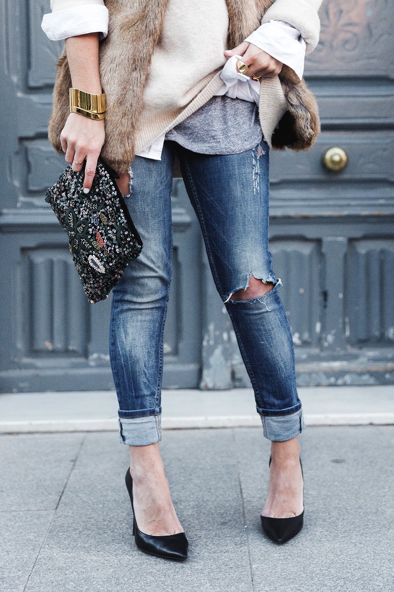 Tous_Jewelry-Faux_Fur_Vest-Ripped_Jeans-Beaded_Clutch-Outfit-Street_Style-31