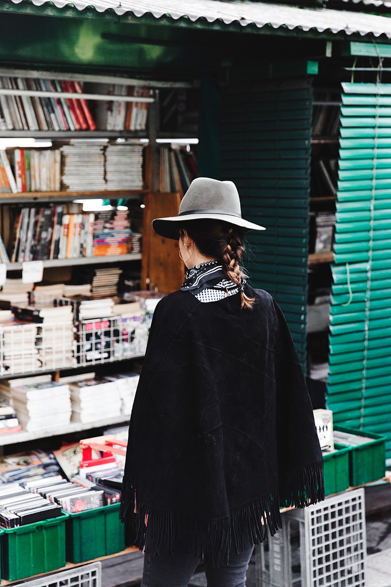 Fringed_Suede_Poncho-Maje-Exclusive-Bandana-Hat-Skinny_Jeans-Outfit_Street_Style-24