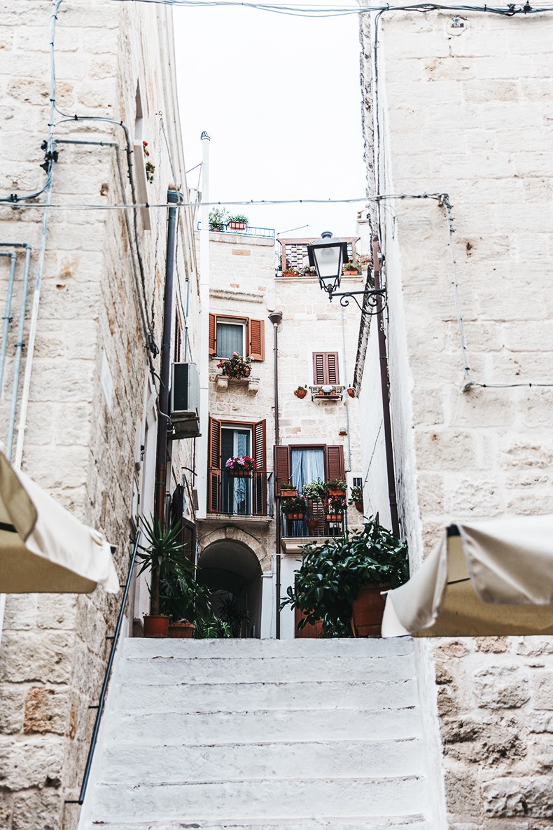 Polignano_A_Mare-Guerlain-Beauty_Road_Trip-Long_Dress-Chole_Bag-Outfit-Street_Style-Italy-