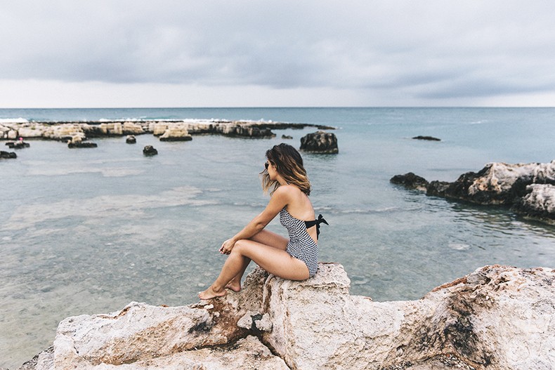 San_Vito_Puglia-Italia_Road_Trip-Swimwear-Triumph-Black_and_White_Swimsuit-Beach_Look-2