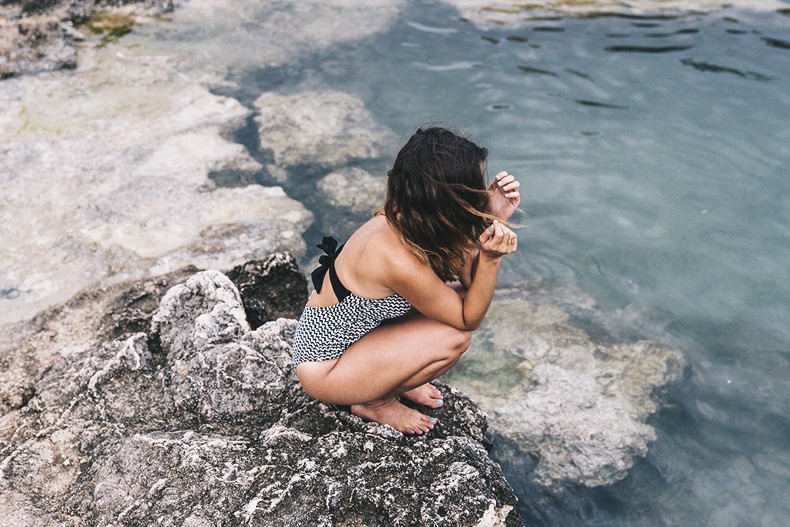 San_Vito_Puglia-Italia_Road_Trip-Swimwear-Triumph-Black_and_White_Swimsuit-Beach_Look-9