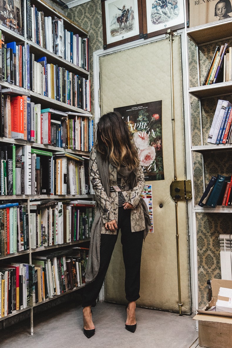 Edited-Snake_Effect_Blazer-Belted_Jacket-Striped_Top-Trousers-Outfit-Street_Style-23