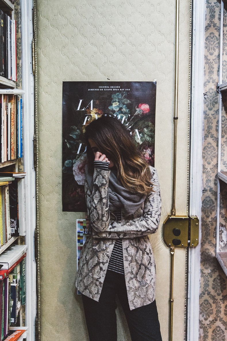 Edited-Snake_Effect_Blazer-Belted_Jacket-Striped_Top-Trousers-Outfit-Street_Style-38