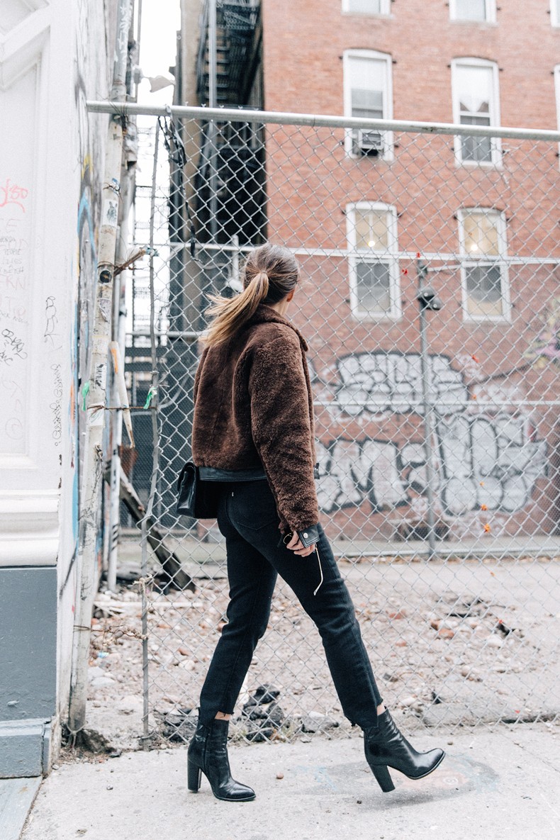 Soho-NY-Faux_Fur_Jacket-Sandro-Levis-Ladies_in_Levis-Outfit-Striped-Top-Outfit-Street_Style-17