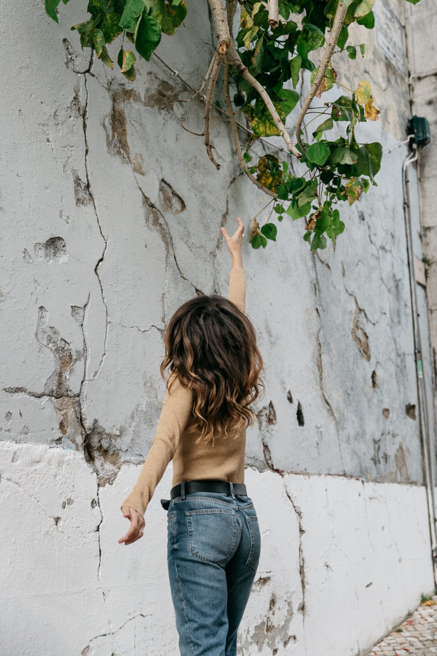 Metallic_Sweater-Cameo_The_Label-Melie-Lisboa-Denim-Topshop-Gucci_Belt-Saint_Laurent_Sneakers-Outfit-Street_Style-23