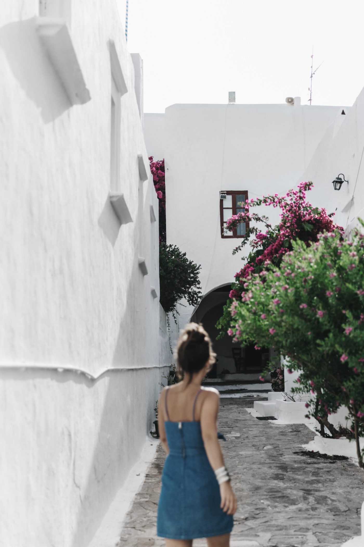 Topshop_Festival-Denim_Cut_Out_Dress-Yellow_Sandals-Outfit-Topknot-Mikonos-Street_Style-102