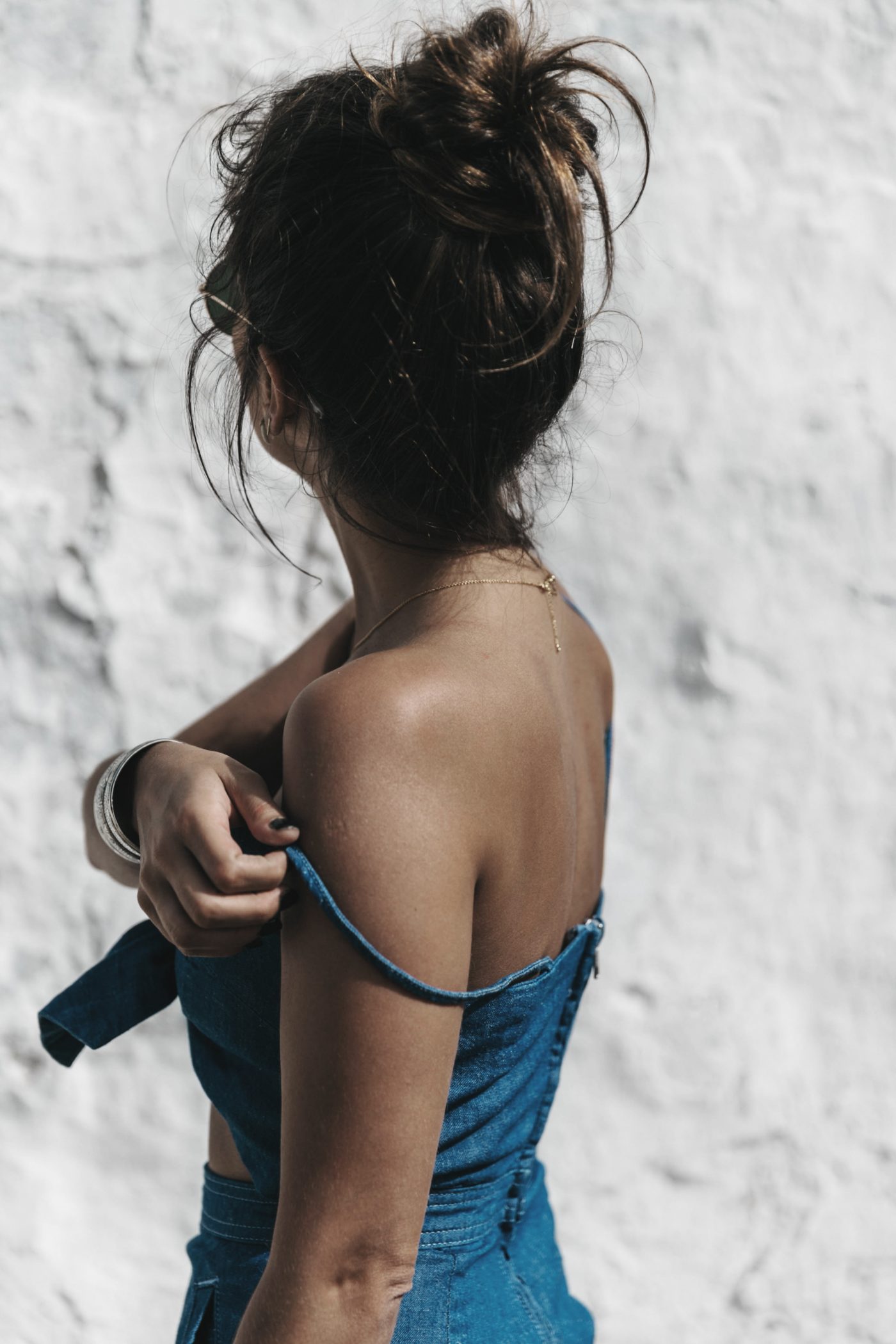 Topshop_Festival-Denim_Cut_Out_Dress-Yellow_Sandals-Outfit-Topknot-Mikonos-Street_Style-42