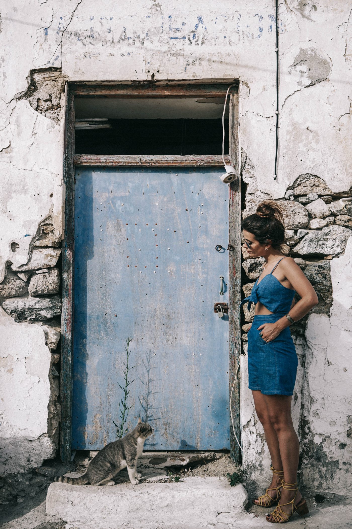 Topshop_Festival-Denim_Cut_Out_Dress-Yellow_Sandals-Outfit-Topknot-Mikonos-Street_Style-51