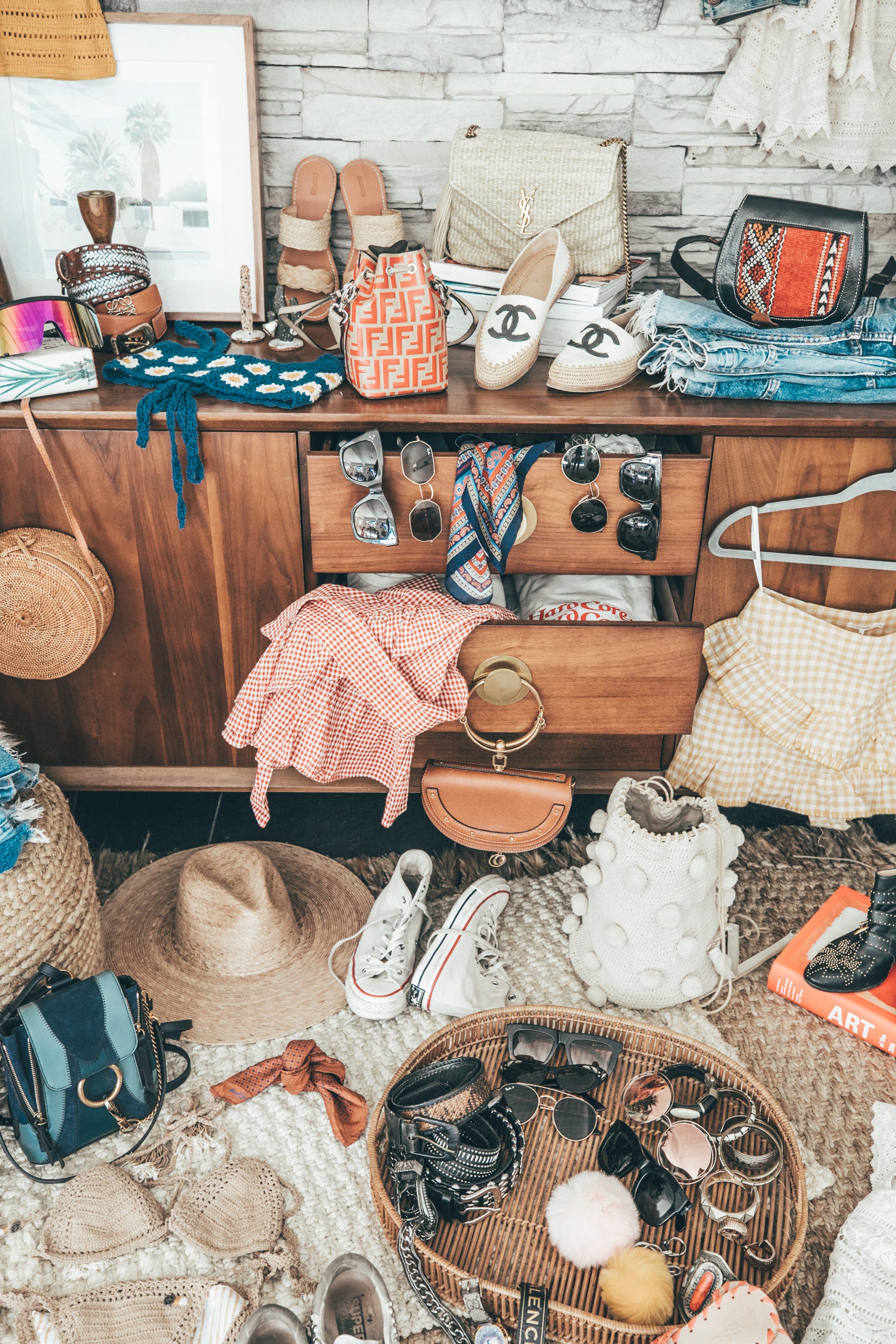 Sara's closet during Coachella 2018 El armario de Collage Vintage para Coachella 2018